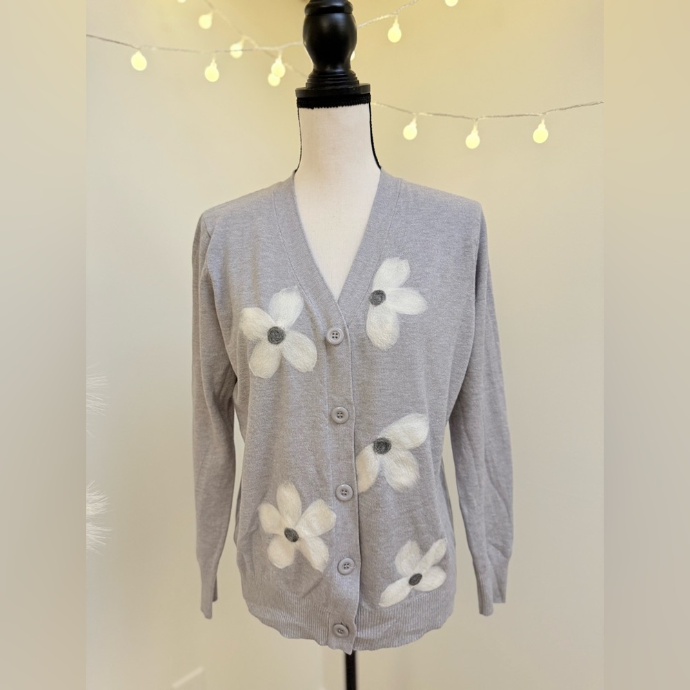 🌾 Gray Bold Floral Cardigan